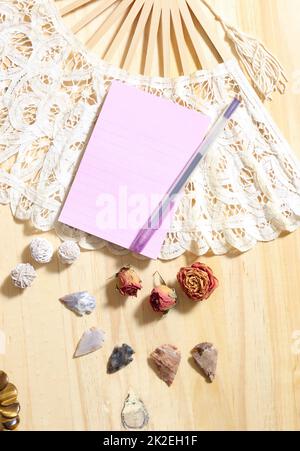 Notepaper su ventilatore vintage del pizzo con le rose secche e le punte di freccia dei nativi americani Foto Stock