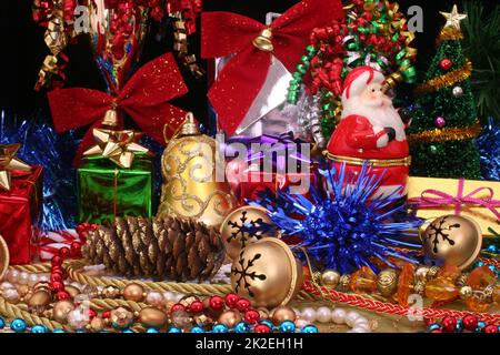 Ornamenti e decorazioni di Natale su sfondo nero Foto Stock