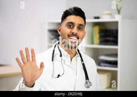 Medico che sventola nella videochiamata in linea Foto Stock