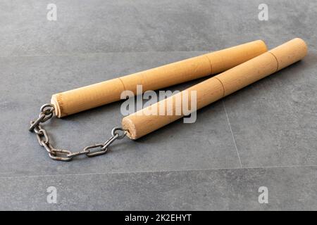 nunchaku, una delle arti marziali ravvicinate dell'estremo oriente-nunchaku, fatta di legno fatto a mano e catena Foto Stock