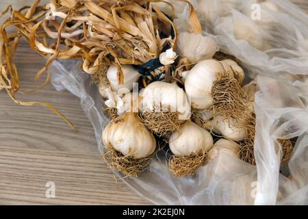 un mazzo di aglio secco - un sacco di teste d'aglio secco, primo piano aglio essiccato in un mazzo Foto Stock