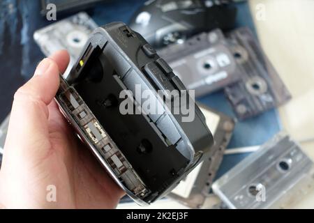 Indispensabile lettore di cassette classico del 90s, WALKMAN®, che non viene più utilizzato Foto Stock