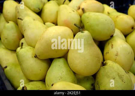 fruttivendolo, pera matura, pera pronta per la vendita, pere gialle nel supermercato fruttivendolo navata Foto Stock