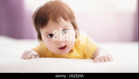 Bambino piccolo carino che giace sulla coperta. Foto Stock