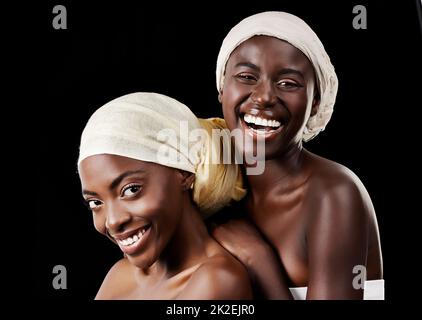 Non riesco ad immaginare la mia vita senza di lei. Studio ritratto di due belle donne che indossano foulard su sfondo nero. Foto Stock