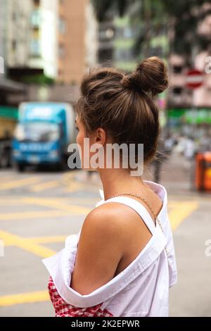 Giovane donna con un hairstyle chiamato - Bun Foto Stock