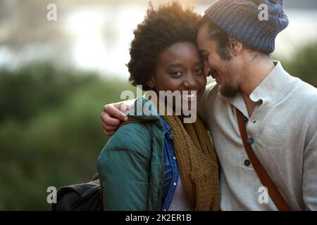 Vita universitaria. Scatto corto di una giovane coppia affettuosa sul campus. Foto Stock