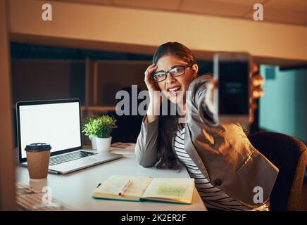 OH no sguardo al tempo. Ripresa ritagliata di una donna d'affari stressata che lavora tardi in un ufficio. Foto Stock