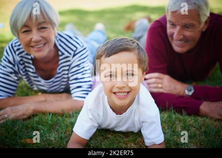 Lo amano a pezzi. Ritratto corto di un ragazzino che trascorre del tempo con i suoi nonni. Foto Stock