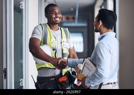 Ci vediamo lunedì. Scatto di due giovani architetti in piedi insieme e scuotendo le mani dopo una discussione sulla stanza prima che si rinnovino. Foto Stock