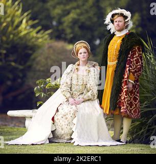 Con il suo re al suo fianco. Scatto di una coppia reale che passa il tempo insieme ai giardini. Foto Stock