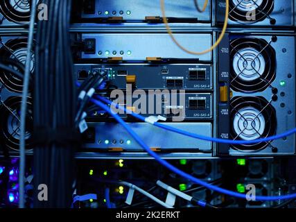 I tuoi dati sono in arrivo. Shot di apparecchiature elettroniche in una sala server vuota. Foto Stock