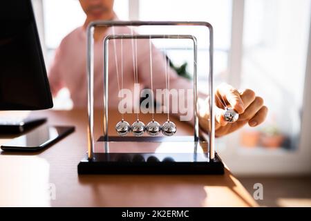 Movimento di azione del pendolo e scienza Foto Stock