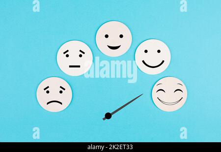 Contagiri con volti felici e tristi, business e service rating, concetto di valutazione, marketing, mood board Foto Stock