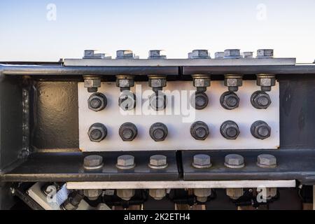 Dettaglio dei bulloni a vite in acciaio che collegano una struttura industriale massiccia in acciaio Foto Stock