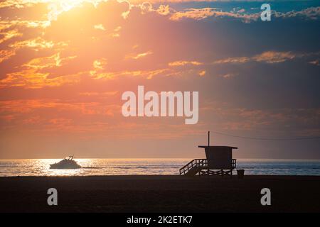 Bagnino e cabina sulla spiaggia di Santa Monica Foto Stock