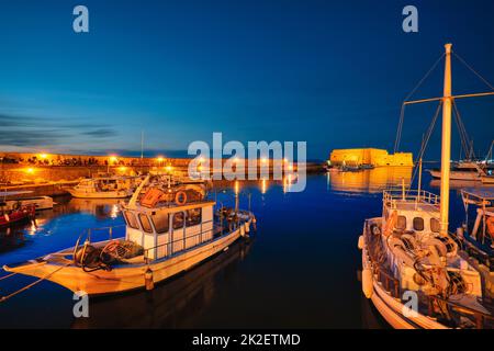 Fortezza Veneziana a Heraklion e barche da pesca ormeggiate, Creta, Grecia Foto Stock