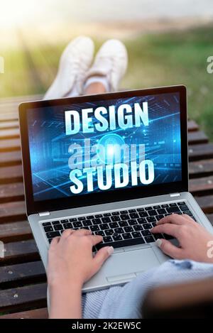 Testo che mostra Inspiration Design Studio. Business idea ambiente di lavoro specifico per designer e artigiani laptop riposante su Lap of Woman con Cross leg realizzazione lavoro remoto. Foto Stock