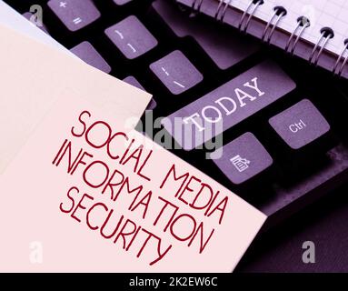 Scrittura a mano di testo Social Media Information Security. Approccio aziendale attento nell'uso dei servizi multimediali Abstract digitando Una buona Rivista del ristorante, ordinare cibo Online concetto Foto Stock