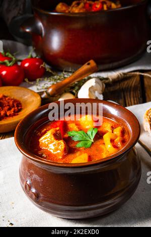 Zuppa di gulasch ungherese in un calderone o in una pentola Foto Stock