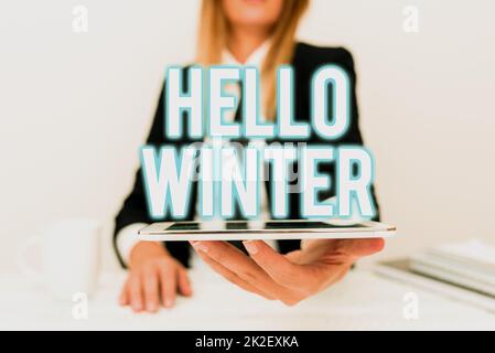 Cartello di testo con la scritta Hello Winter. Foto concettuale stagione più fredda dell'anno in zone polari e temperate App Developer Presentazione del nuovo programma, visualizzazione di dispositivi aggiornati Foto Stock