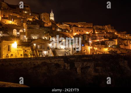 Paesaggio notturno dei Sassi di Matera un quartiere storico nella città di Matera ben noto per le loro antiche abitazioni rupestri. Basilicata. Italia Foto Stock