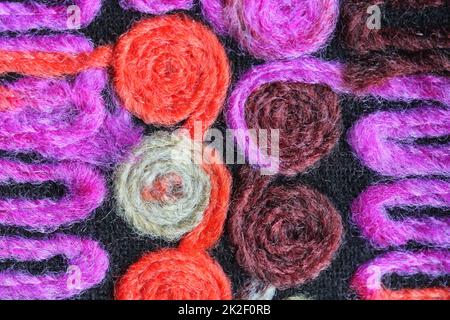 Tessuto lavorato a maglia colorato sfondo texture, tessuto colorato con un motivo, tappeto primo piano, tela multicolore, texture di tela, astratto, frammento tappeto colorato. Foto Stock