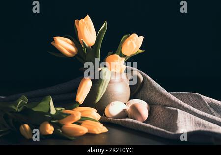 Composizione per le vacanze di Pasqua su tavola in legno su sfondo vintage Foto Stock