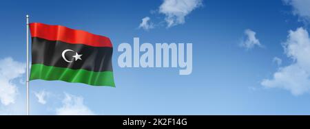 Bandiera libica isolata su un cielo blu. Banner orizzontale Foto Stock