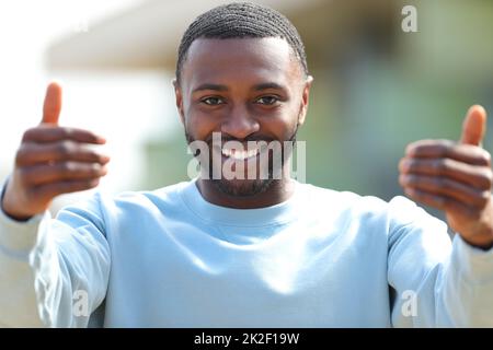 Felice uomo con pelle nera che dice venire in strada Foto Stock