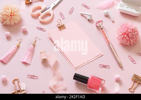 Carta con clip e accessori rosa scuola girly su rosa pastello primo piano, mockup Foto Stock