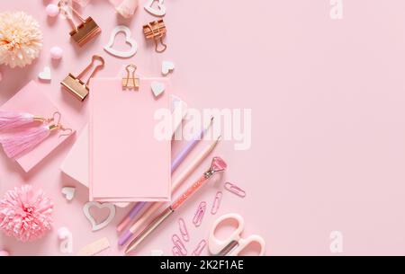 Carta con clip, accessori rosa scuola girly e cuori su rosa pastello Top view, mockup Foto Stock