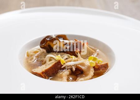 Zuppa di ramen con germogli di tofu e funghi Foto Stock