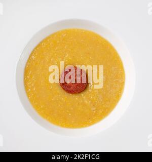 Polenta con burro e parmigiano in un piatto Foto Stock