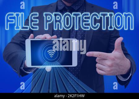 Firma scritta a mano protezione file. Foto concettuale prevenire la cancellazione accidentale dei dati utilizzando il supporto di memorizzazione uomo tenendo schermo del telefono cellulare mostrando la tecnologia futuristica. Foto Stock