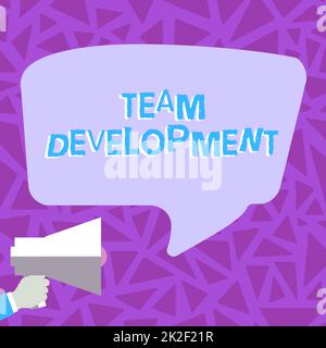 Testo scritto a mano Team Development. Approccio aziendale imparare perché e come i piccoli gruppi cambiano nel tempo con grafici ad alta voce Megaphone fare nuovo meraviglioso annuncio al pubblico Foto Stock