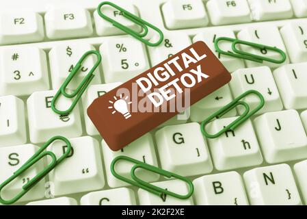 Simbolo di testo che mostra Digital Detox. Foto concettuale che proibisce l'uso di dispositivi elettronici e digitali Abstract Typing nuovi fogli di calcolo, organizzazione del concetto di sistemi di archiviazione Foto Stock