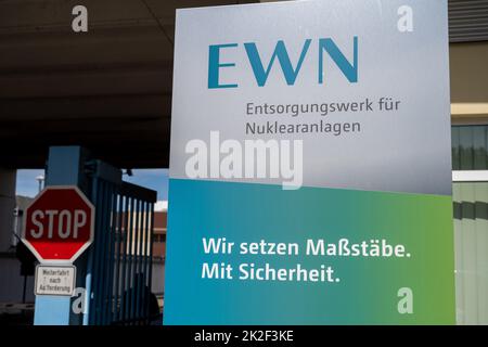 06 settembre 2022, Meclemburgo-Pomerania occidentale, Lubmin: Davanti alla centrale nucleare di Lubmin si trova un cartello con la scritta "EWN - Entsorgungswerk für Nuklearanlagen". Secondo l'Entsorgungswerk für Nuklearanlagen (EWN), è il più grande smantellamento di una centrale nucleare in Europa. La centrale nucleare di VE Kombinat Kernkraftwerke 'Bruno Leuschner' era in rete tra il 1973 e il 1990 e forniva l'11% del fabbisogno elettrico della RDT. Il reattore nucleare di Lubmin era destinato a rendere autosufficiente la RDT nelle importazioni di elettricità. Lo smantellamento ha n Foto Stock