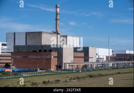 06 settembre 2022, Meclemburgo-Pomerania occidentale, Lubmin: Vista dei blocchi di reattori nell'ex sede del "VE Kombinat Kernkraftwerke Bruno Leuschner". Secondo l'EWN (Nuclear Waste Management Plant), si tratta del più grande smantellamento di una centrale nucleare in Europa. La centrale nucleare VE Kombinat Kernkraftwerke 'Bruno Leuschner' era in rete tra il 1973 e il 1990 e forniva l'11% della domanda di energia elettrica nella RDT. Il reattore nucleare di Lubmin era destinato a rendere autosufficiente la RDT nelle importazioni di elettricità. Lo smantellamento ha ora richiesto più tempo dell'operatio Foto Stock