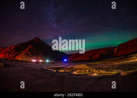 Di Aurora Islanda e silhouette di montagna Foto Stock