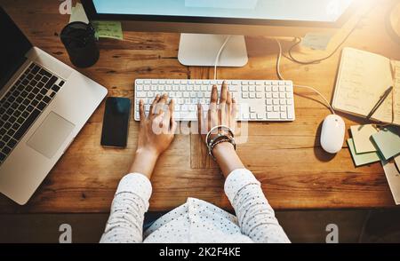 La produttività è nelle mani del lavoratore duro. Scatto ad angolo corto di una donna d'affari che utilizza un computer durante una notte tarda al lavoro. Foto Stock