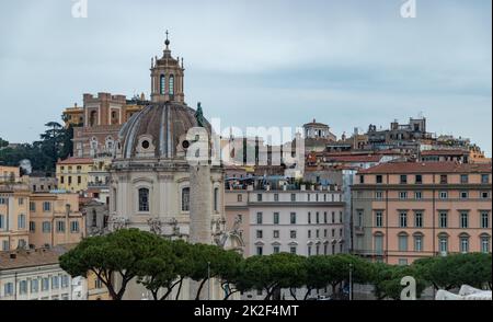 Colonna di Traiano e la Chiesa del Santissimo Nome di Maria al Foro Traiano Foto Stock