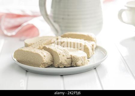 Tahini halva dolce. Dessert turco su piatto. Foto Stock