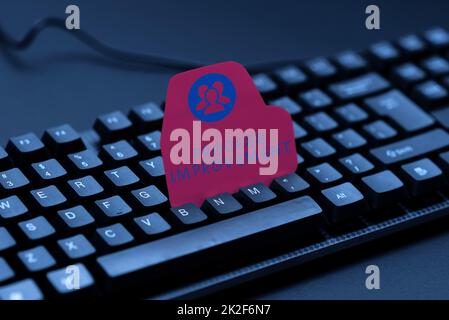 Scrittura visualizzazione testo miglioramento del processo. Concetto significato ottimizzazione soddisfare le nuove quote Standard di qualità trasferimento di note scritte a Un computer, digitando messaggi motivazionali Foto Stock