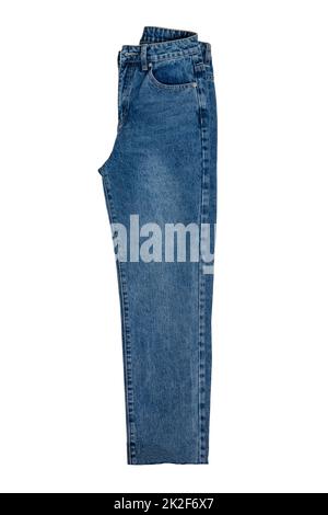 Donna jeans isolato. Eleganti pantaloni jeans blu donna ripiegati e alla moda, isolati su sfondo bianco. Tracciato di ritaglio. Pantaloni denim alla moda da donna. Foto Stock