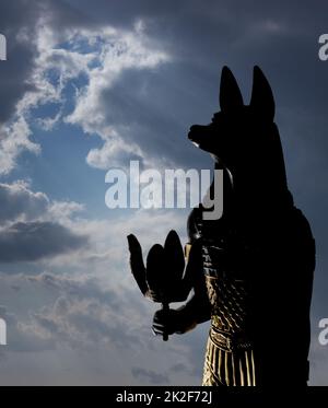 Statua della mitologia sciacallo anubis cielo e le nuvole Foto Stock