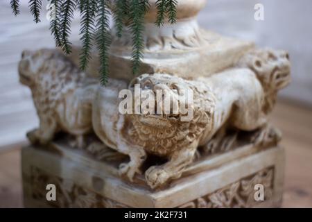 La base di una colonna antichità con leoni Foto Stock