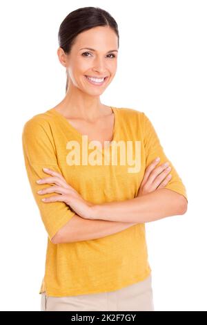 Shes Everybodys donna. Scatto corto di una giovane donna vestita casualmente isolata su bianco. Foto Stock