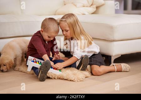 Consente di lavorare alla nostra prova teorica delle stringhe. Due bambini che giocano con un abaco. Foto Stock