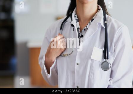 La vostra salute è in mani capaci. Scatto corto di una donna irriconoscibile medico in piedi nel suo ufficio in ospedale. Foto Stock